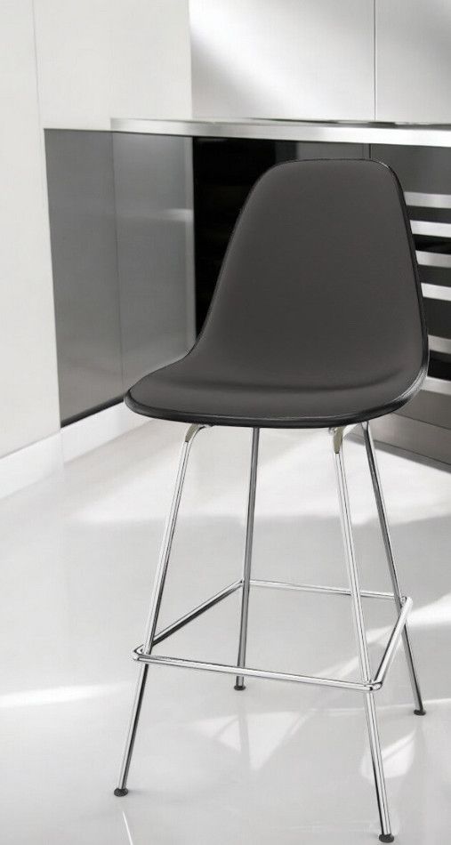 Schwarzer Eames Plastic Bar Stool Barhocker von Vitra mit verchromtem Gestell in moderner Küche.