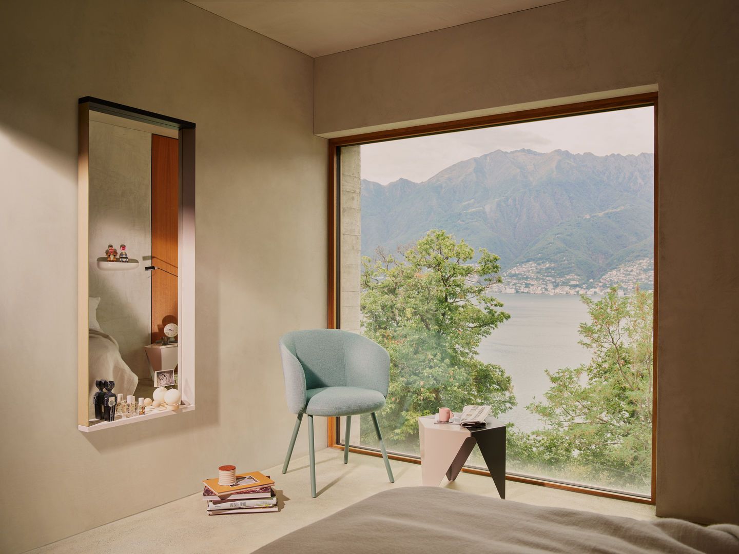 Heller Raum mit blauem Mikado Side Chair Stuhl von Vitra, Design Stuhl mit Blick auf See.