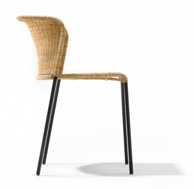 Santa Lucia Rattanstuhl von Richard Lampert, Innenbereich, Rattan-Geflecht und schwarzes Stahlgestell, Seitenansicht.