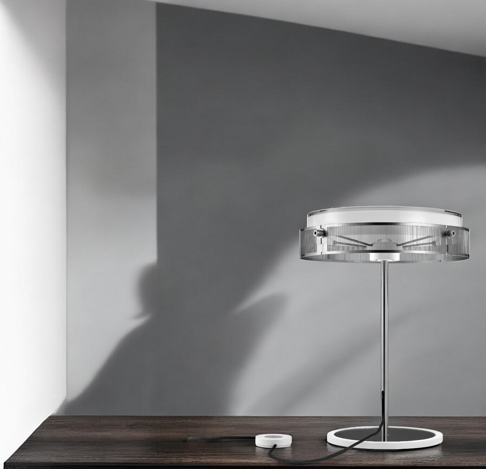 Anima Tischleuchte von Lumina, matt weiß, mit filigranem Lampenschirm auf einem dunklen Holztisch.