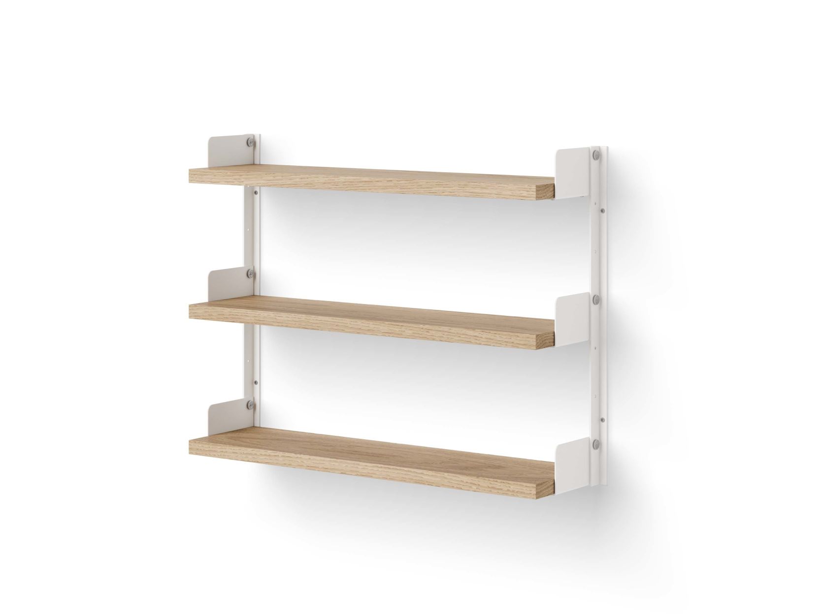 New Works Tee Regal aus Eiche mit drei Regalböden und weißer Halterung vor weißem Hintergrund.