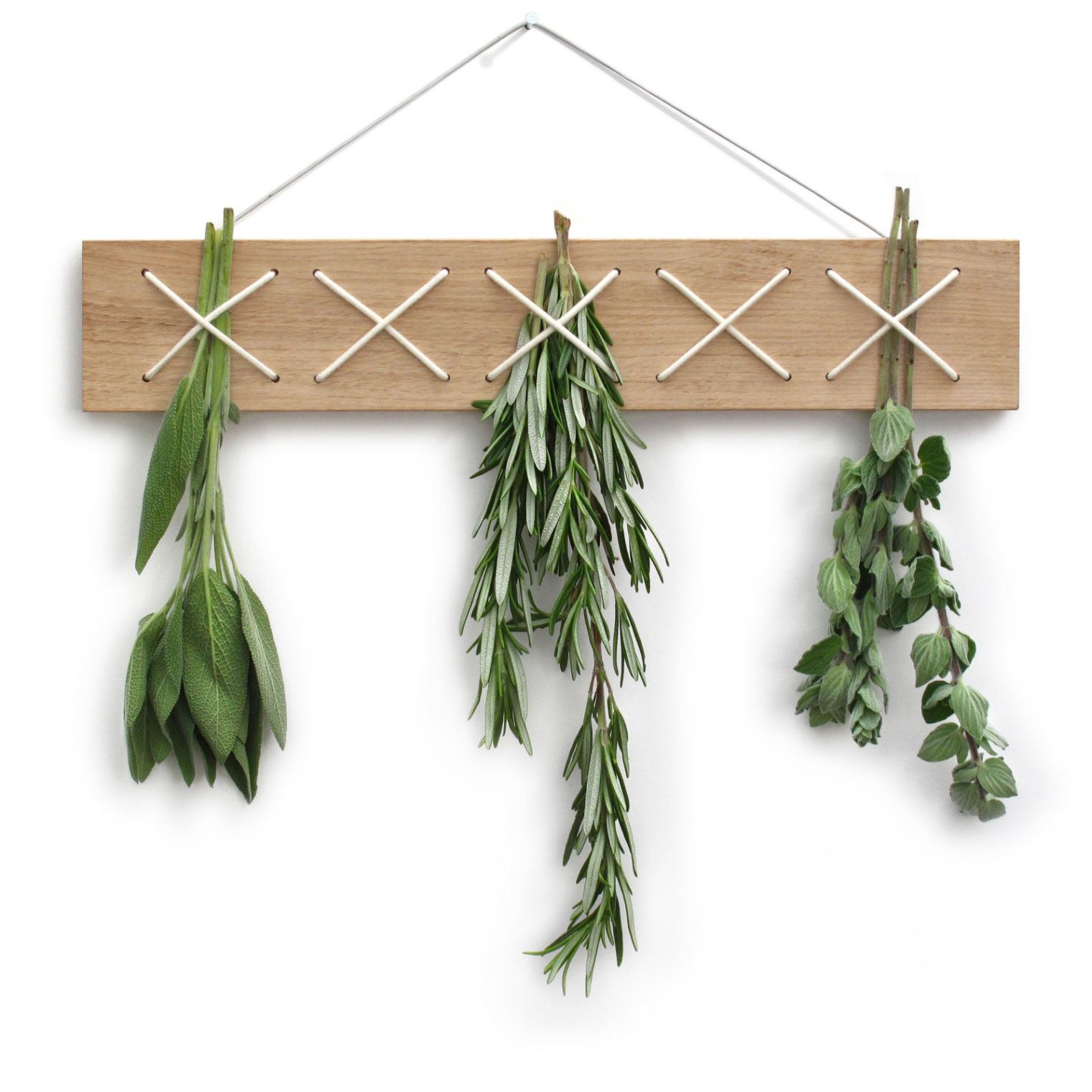 Kräutertrockner aus Holz mit aufgehängten Kräutern wie Salbei, Rosmarin und Oregano. Ideal zum Trocknen von Kräutern.