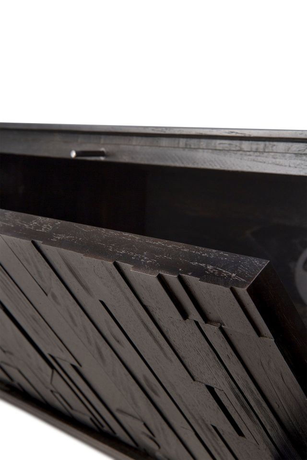 Detailaufnahme: Geöffnete Tür vom Ethnicraft Mosaic TV-Möbel aus dunklem, gemustertem Holz.