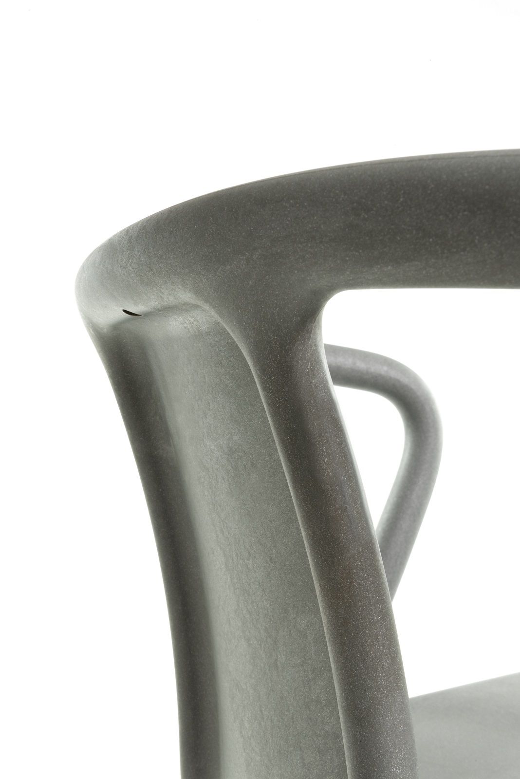 Detailansicht: Magis RE Air Armlehnenstuhl aus recyceltem Kunststoff für Innen- und Außenbereich.