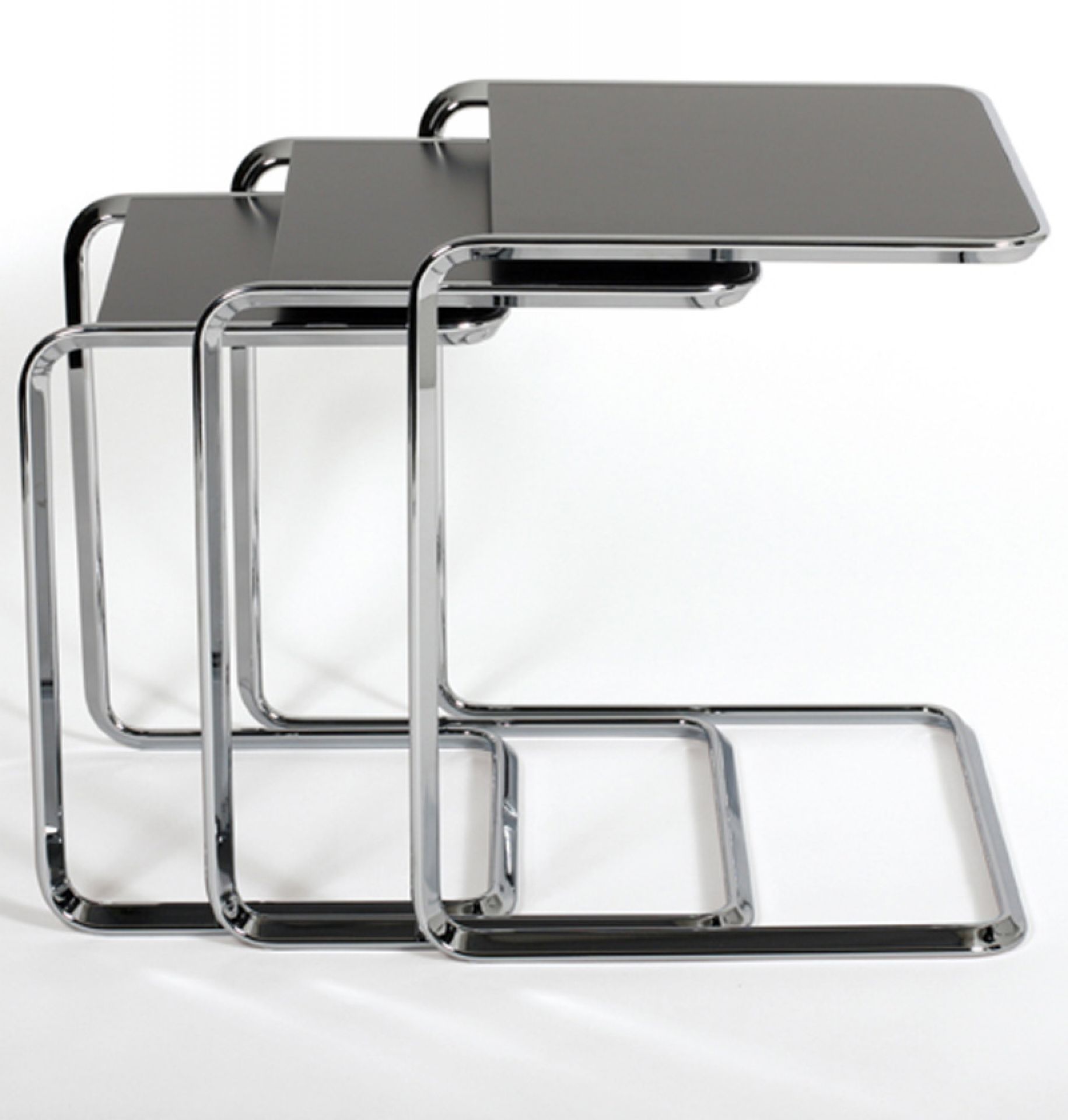 K3A Satztische Tetca: Drei ineinander geschobene, moderne Beistelltische mit Chromgestell und schwarzer Tischplatte.