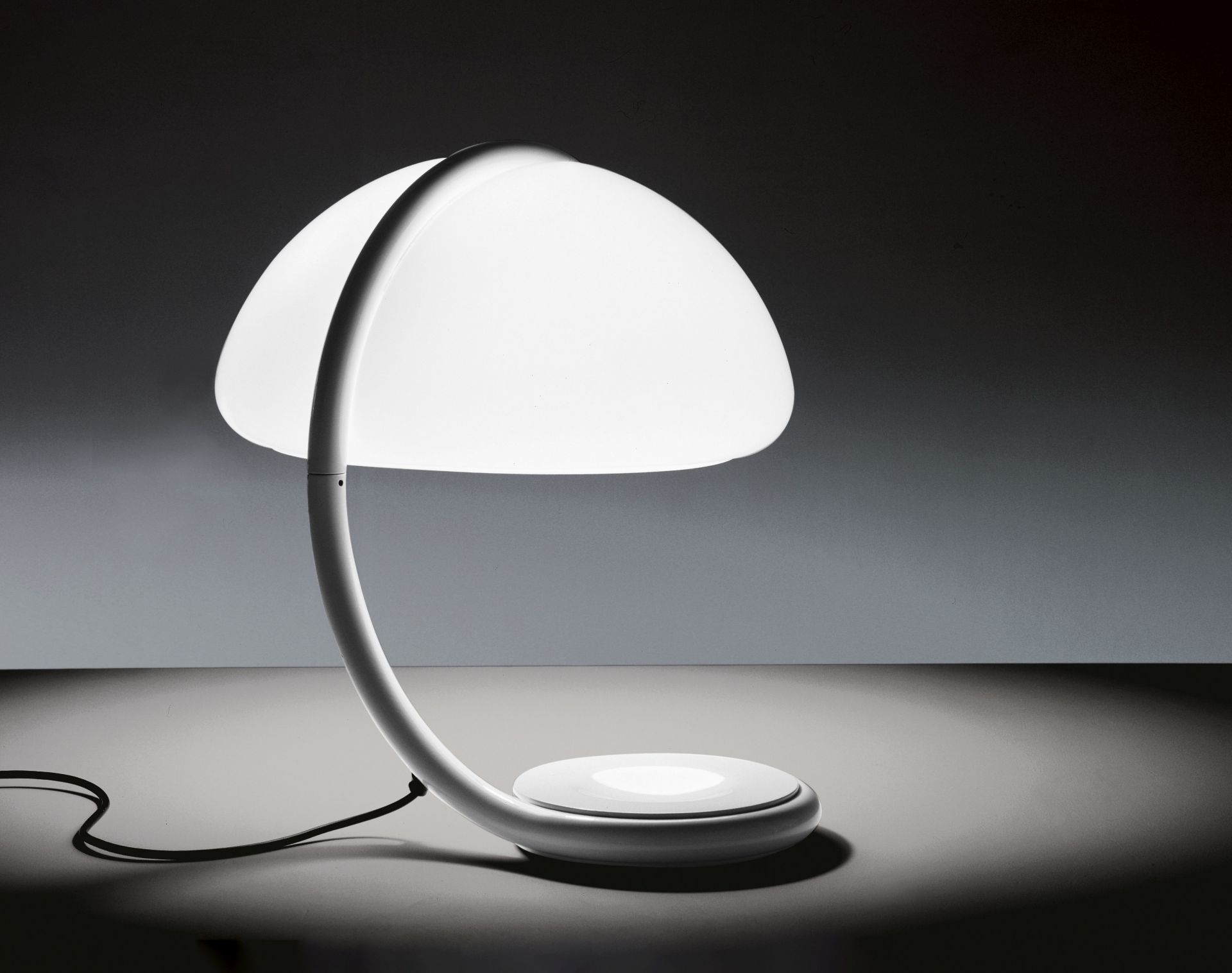 Serpente Tischleuchte von Martinelli Luce, moderne Designleuchte mit geschwungenem Arm und hellem Schirm.