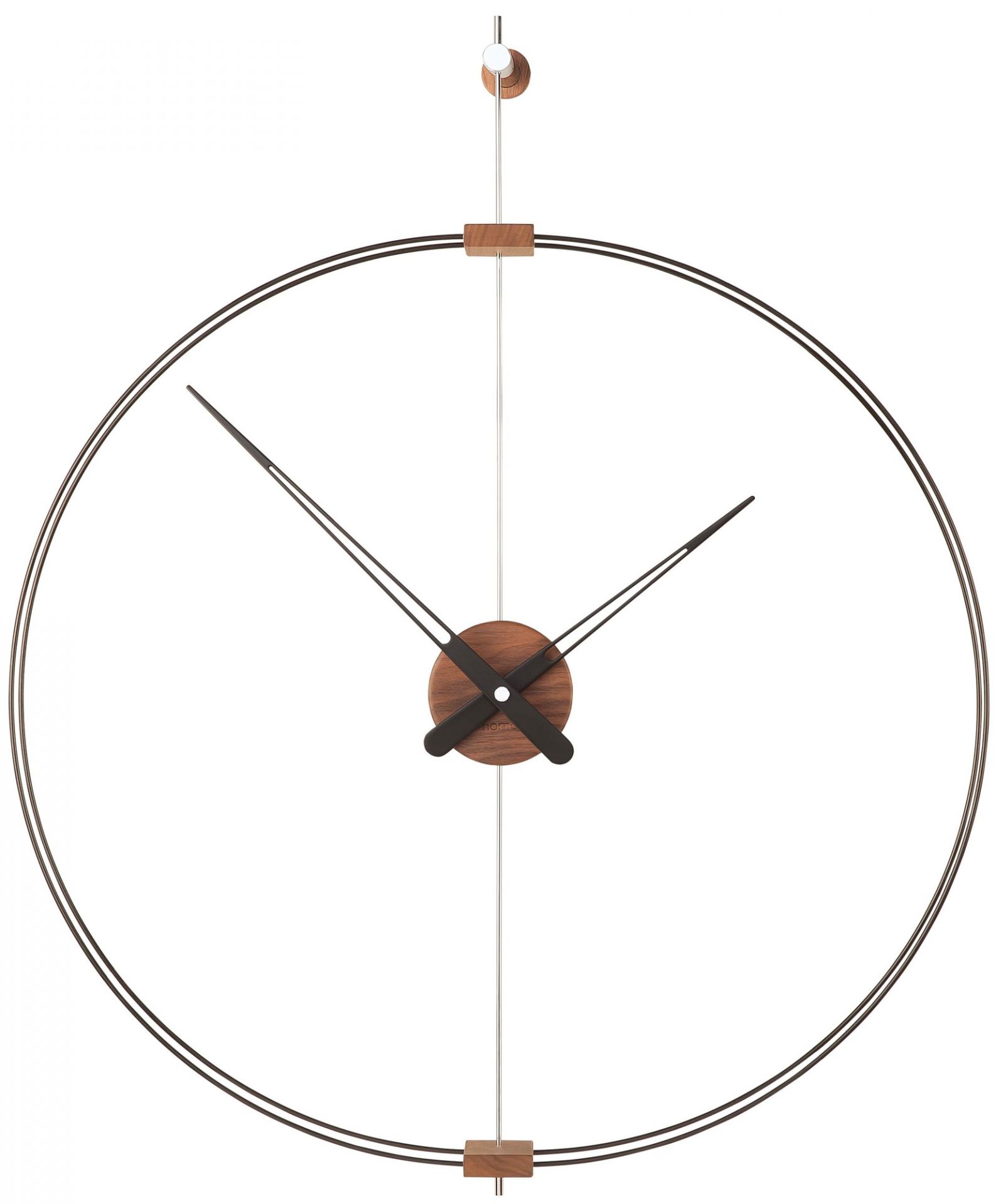 Nahaufnahme der modernen Mini Barcelona Wanduhr von Nomon mit Holzdetails.