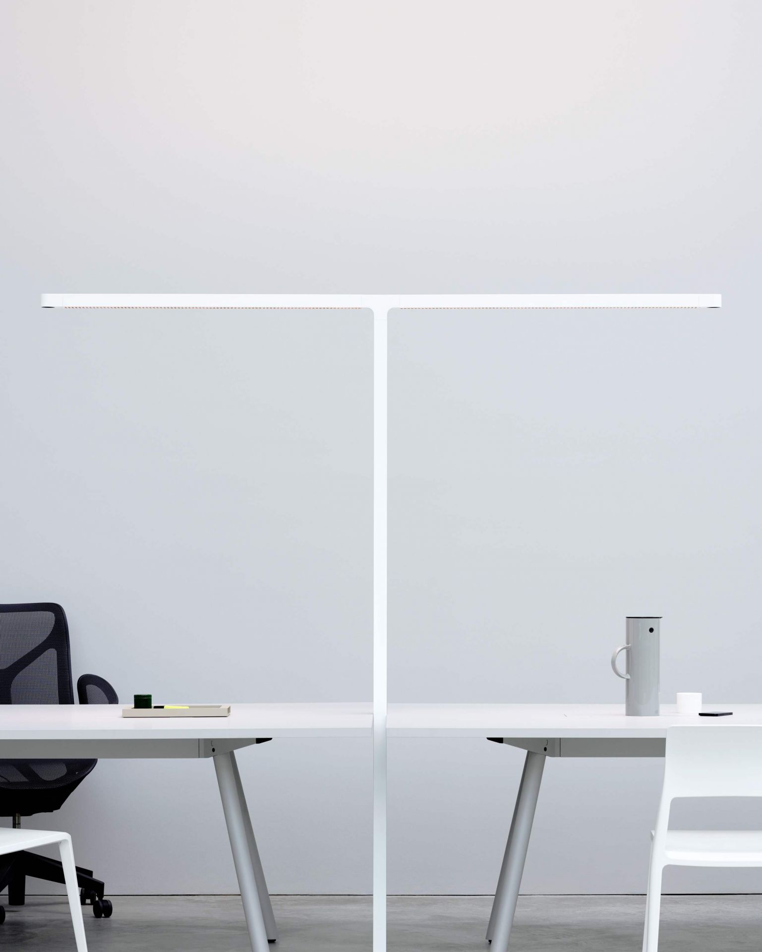 Team Cowork Stehleuchte in Grau über zwei Schreibtischen im Büro, modernes Design für Coworking Spaces.