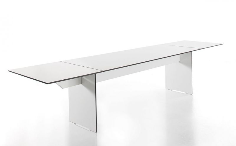 Riva Klapptisch von Conmoto, ein moderner, weißer Outdoor Tisch für Garten und Terrasse.