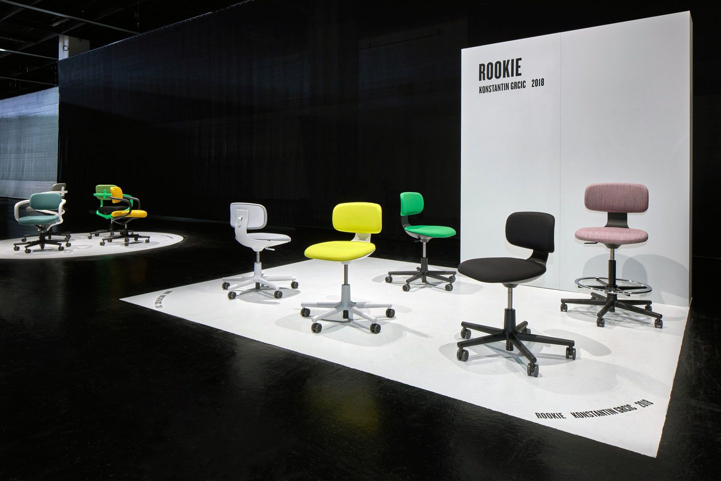Ausstellung verschiedener farbiger Rookie Bürodrehstühle von Vitra, ergonomische Sitzmöbel mit Rollen und Rückenlehne.