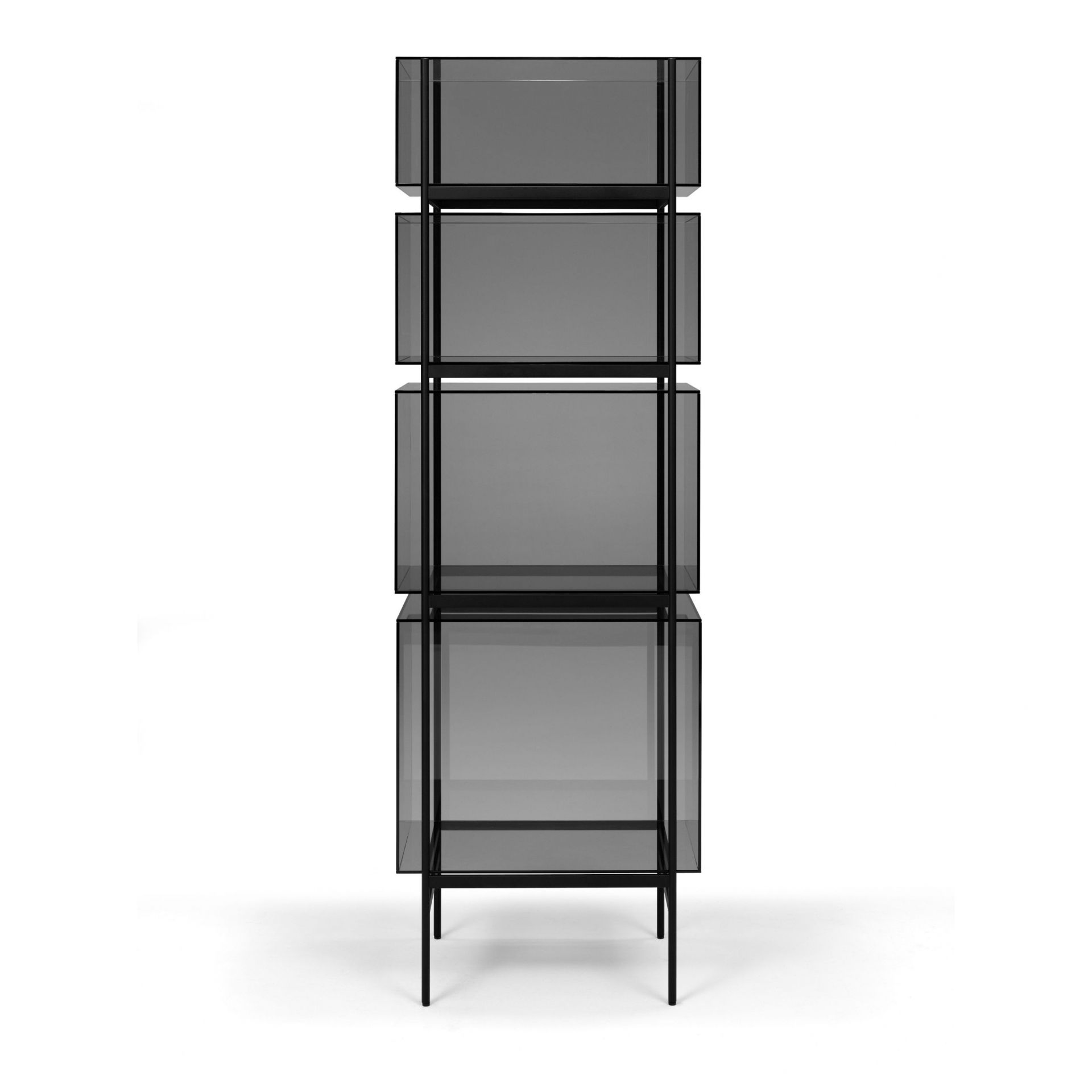 Lyn Regal von Pulpo: Hohes, modernes Regal mit grauen Glasböden und schwarzem Metallgestell.