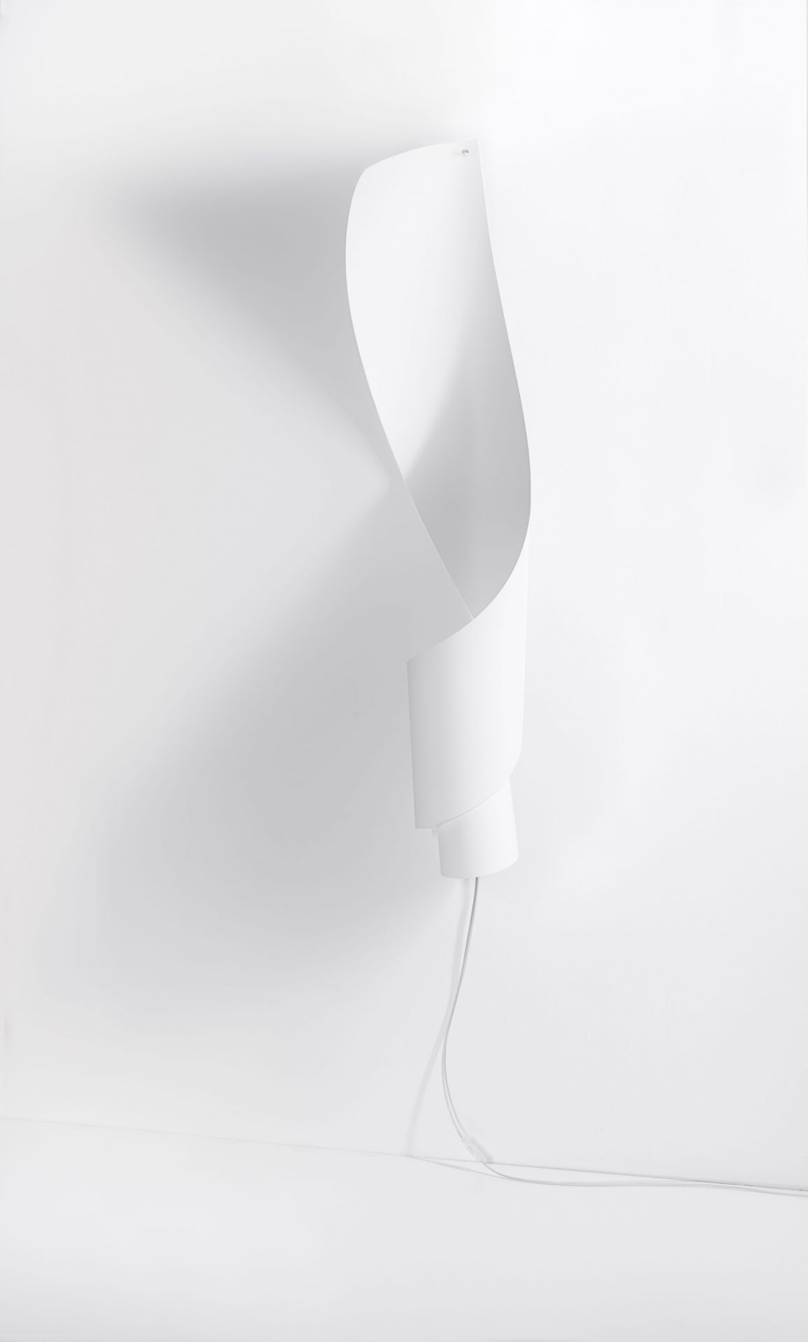 Weiße Oop´s Wandleuchte von Ingo Maurer, spiralförmiges Design, modernes Lichtobjekt für die Wand.