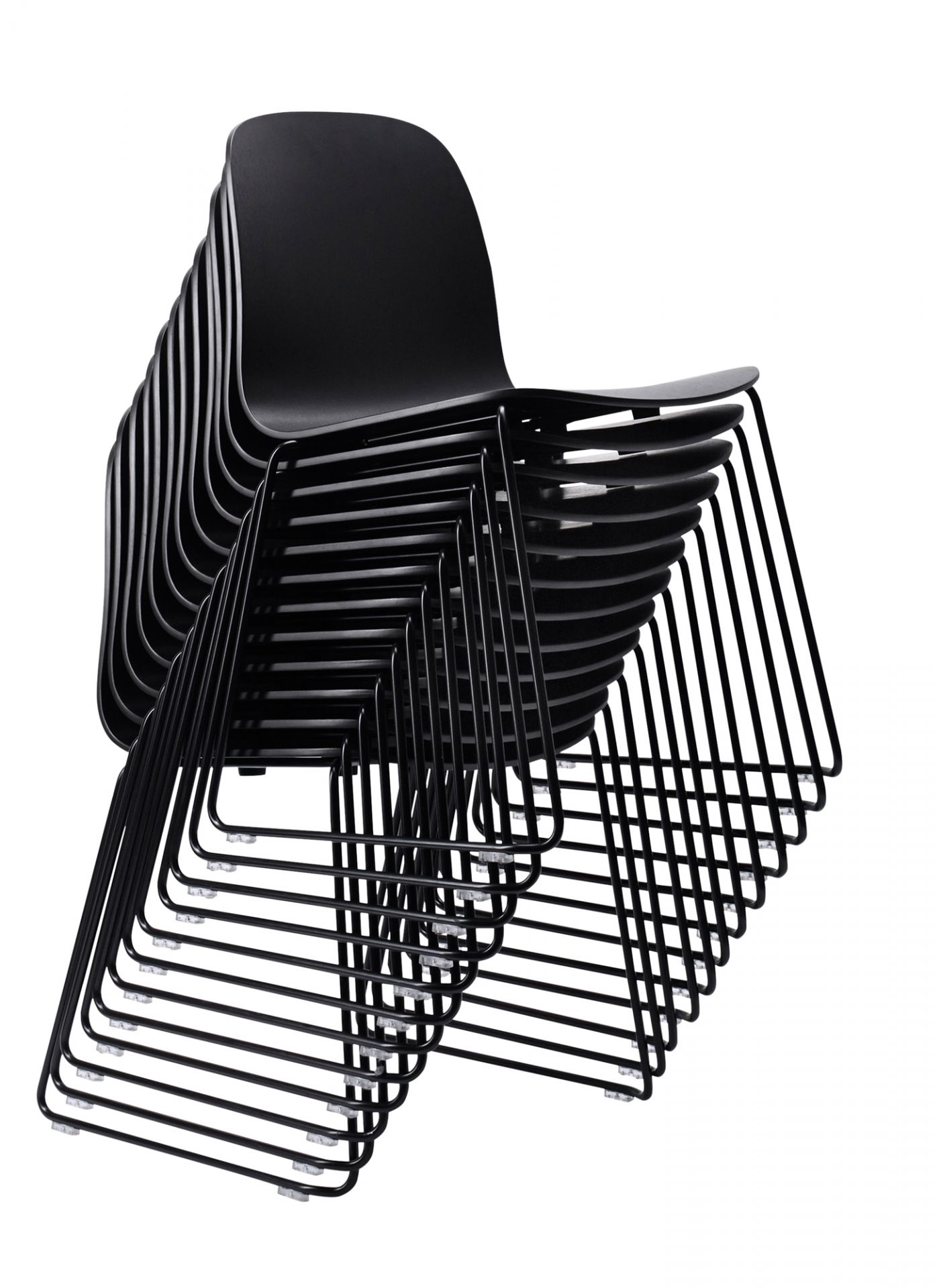 Stapel schwarzer Visu Chair Stühle von Muuto mit Kufengestell, modernes skandinavisches Design für Esszimmer und Büro.
