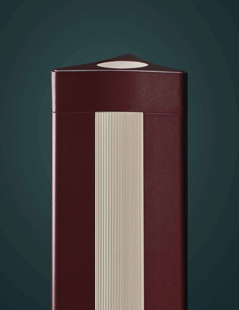 Detailaufnahme der Chiaroscura Stehleuchte von Foscarini, modernes Design mit braunem Korpus und goldenem Akzent.