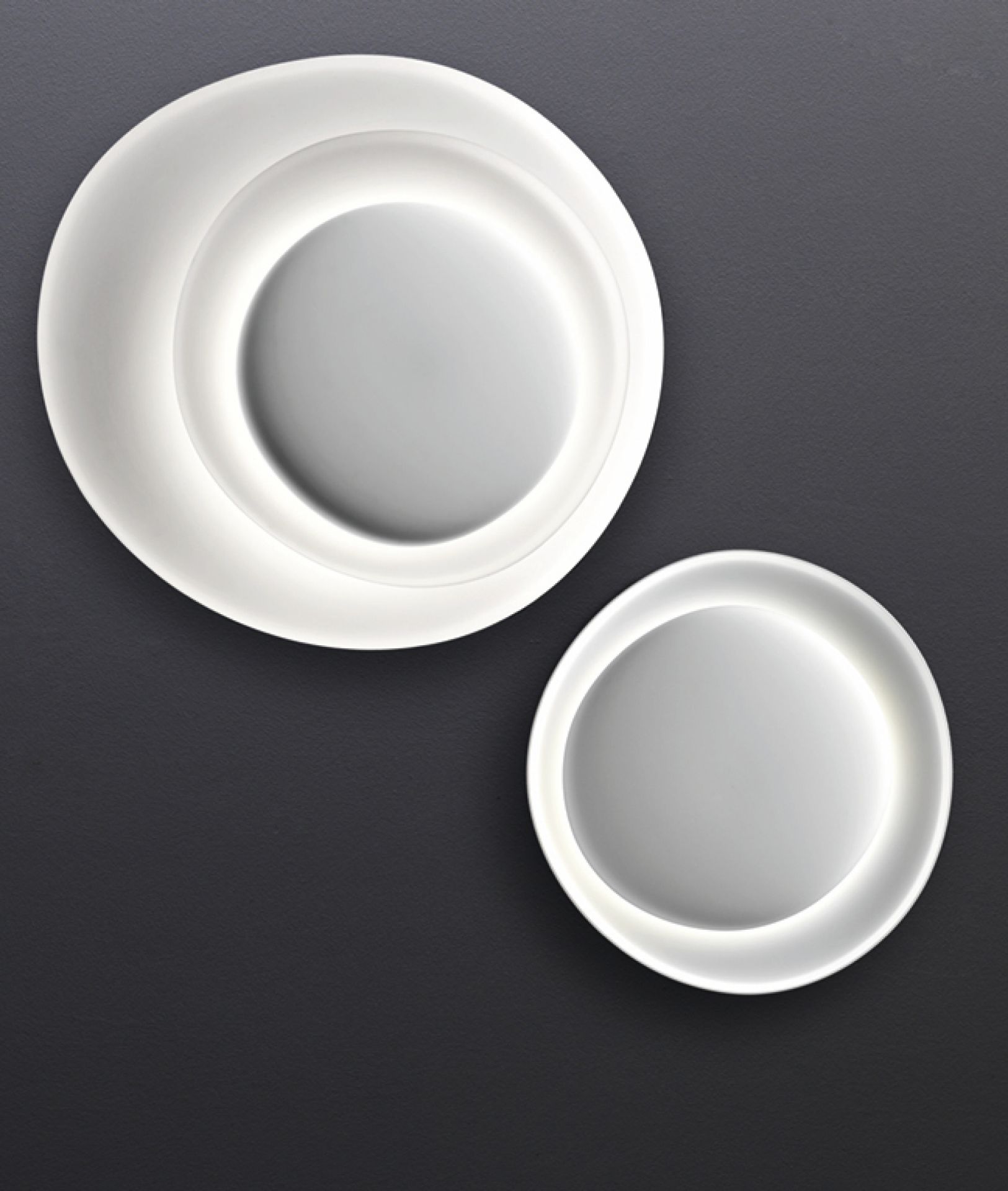 Weiße Bahia Wandleuchte von Foscarini mit LED-Beleuchtung, modernes Design für stilvolle Innenräume.