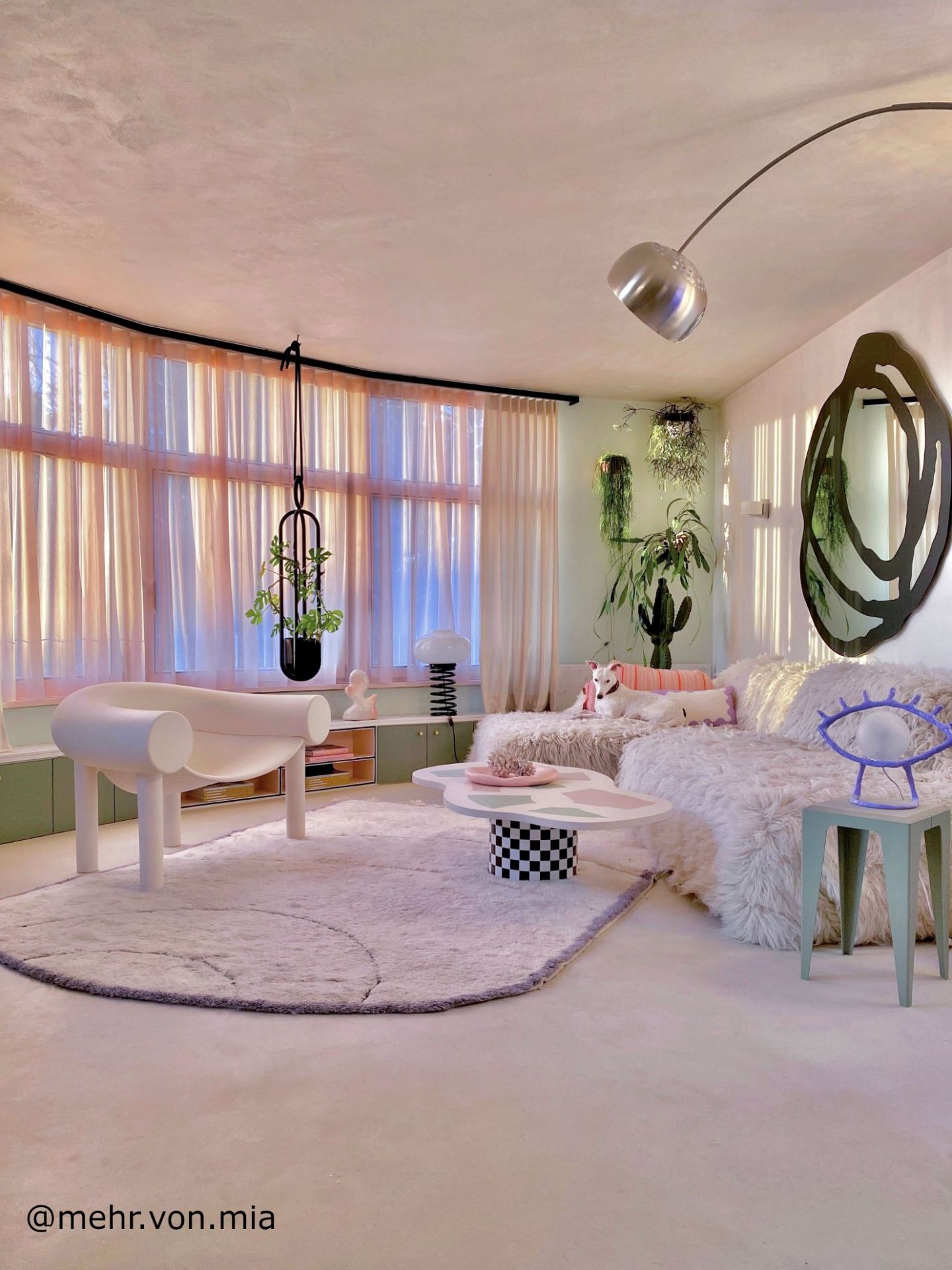 Weißer Lounge Sessel im hellen Wohnzimmer. Design Möbel und moderne Einrichtung.