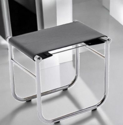 Cassina Hocker: Moderner Tabouret Hocker mit schwarzem Sitz und verchromtem Stahlrohr-Gestell.