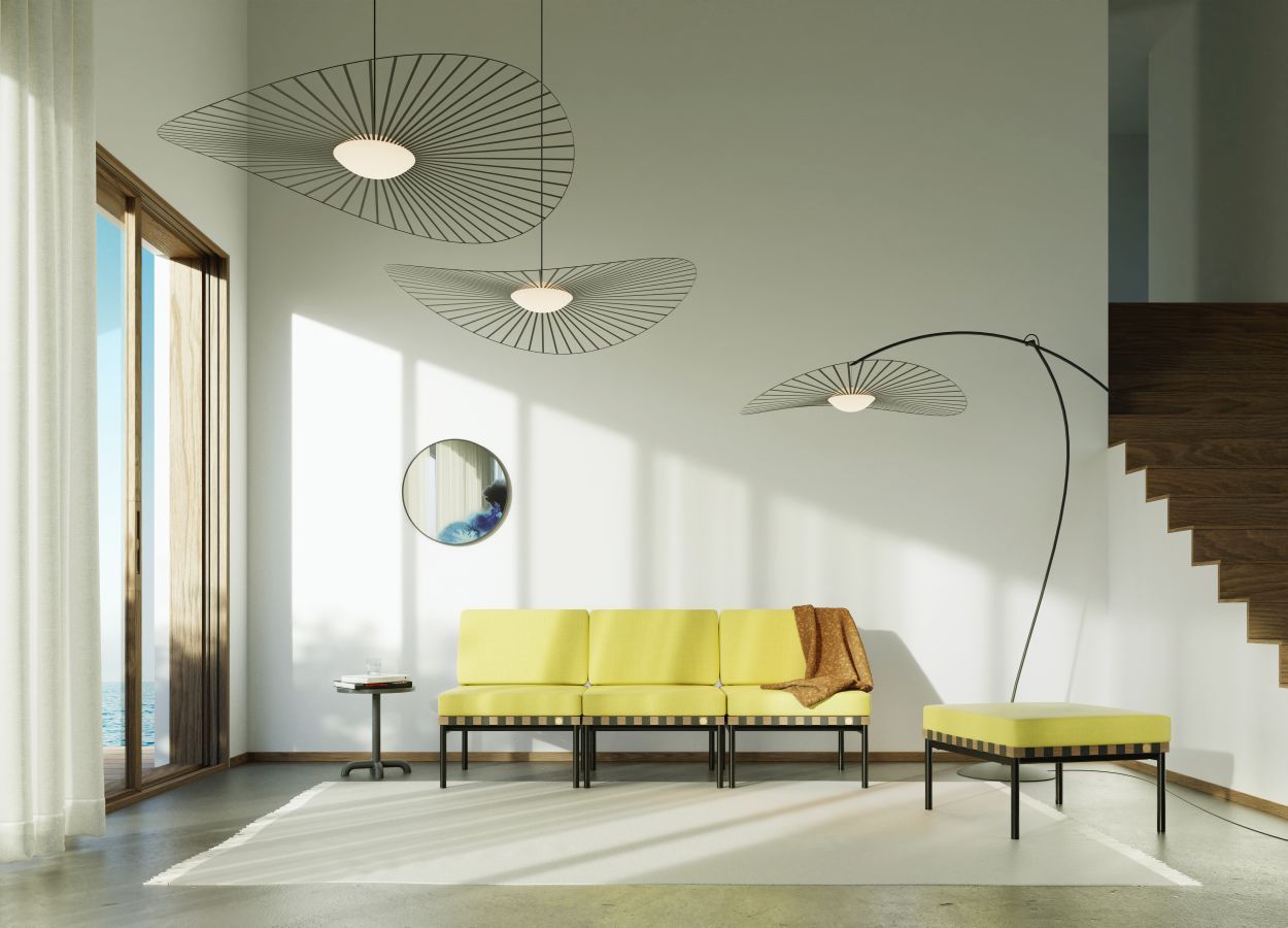 Francis Spiegel von Petite Friture, runder Wandspiegel mit blauem Akzent in modernem Wohnzimmer.