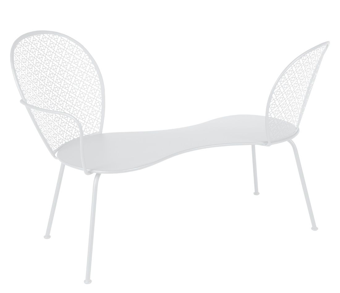Weiße Lorette Gartenbank von Fermob, ideal für Gespräche im Freien. Metallbank mit filigranem Muster.