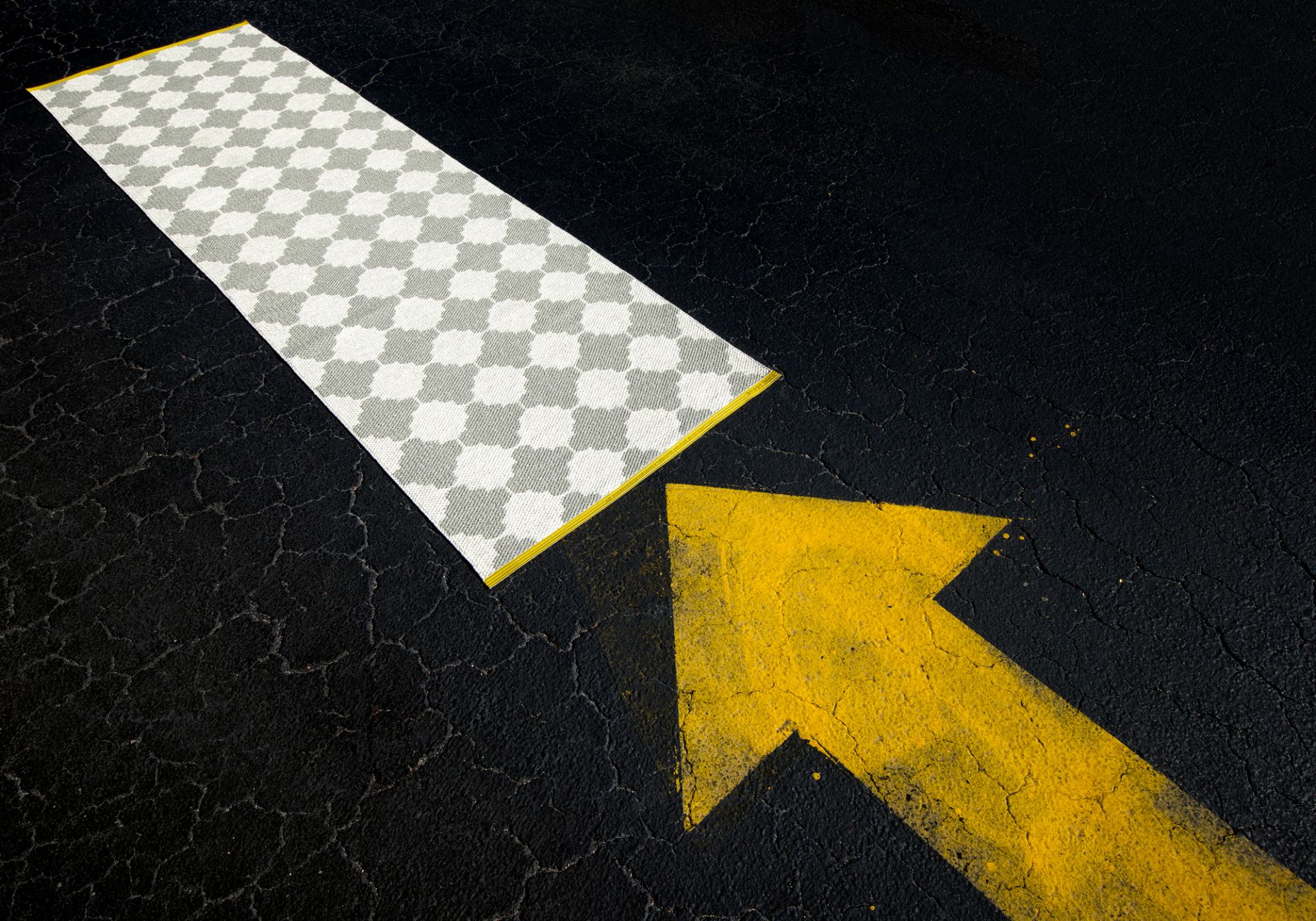 Marre Pappelina Kunststoffteppich in Schwarz-Vanille mit grafischem Muster, Größe 70x90 cm, für Innen- und Außenbereiche.