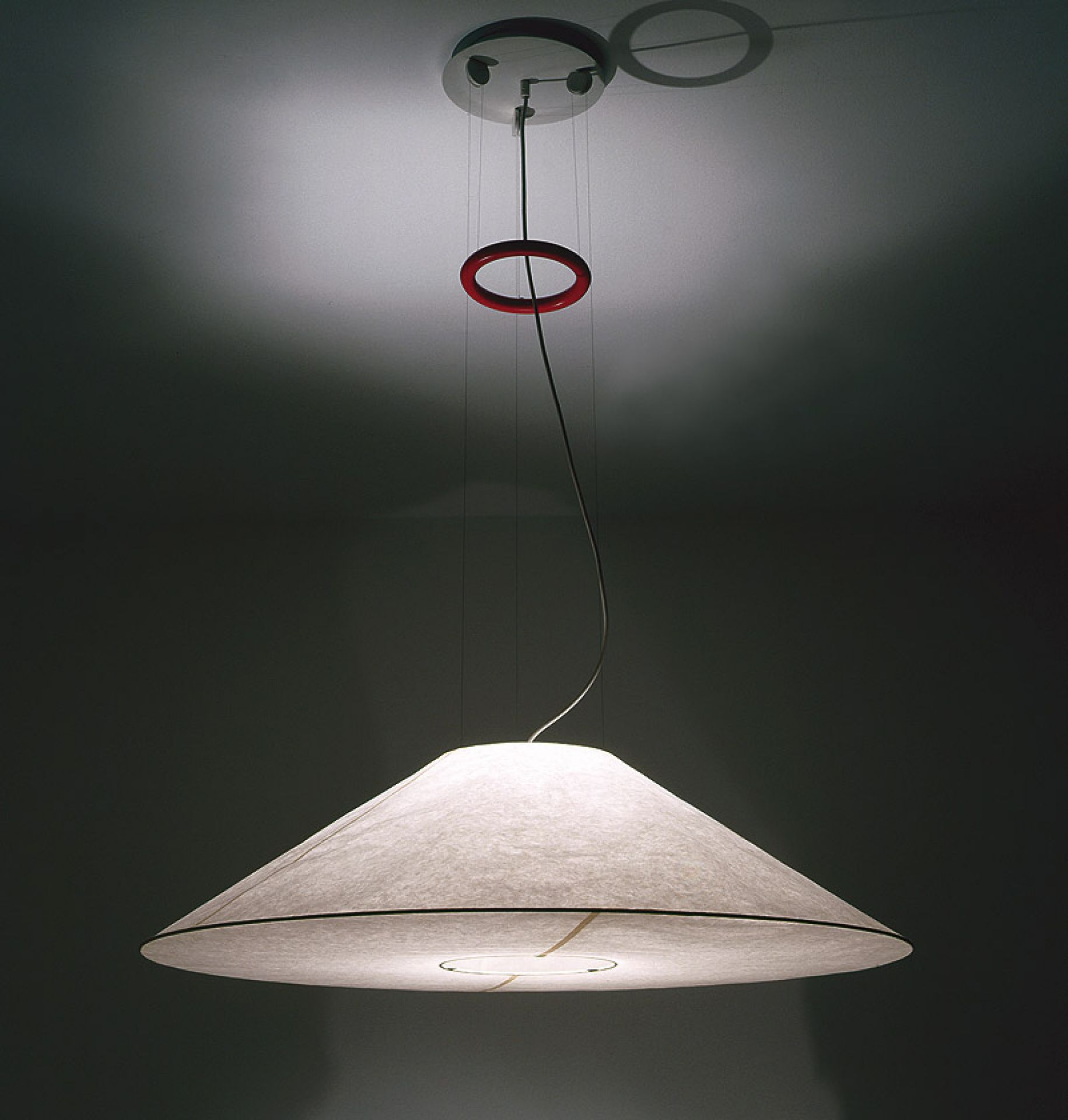 Maru Pendelleuchte von Ingo Maurer: Kegelförmige Hängelampe mit rotem Ring, modernes Design für Wohnräume.