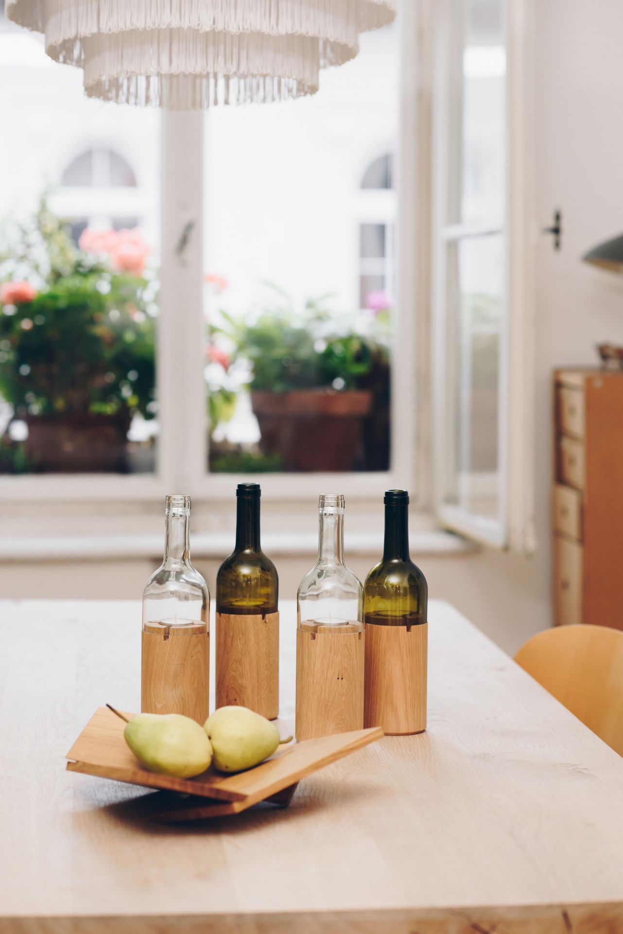 WeinWindlicht Side by Side aus Glas in Grün und Klar auf Holztisch mit Birnen.