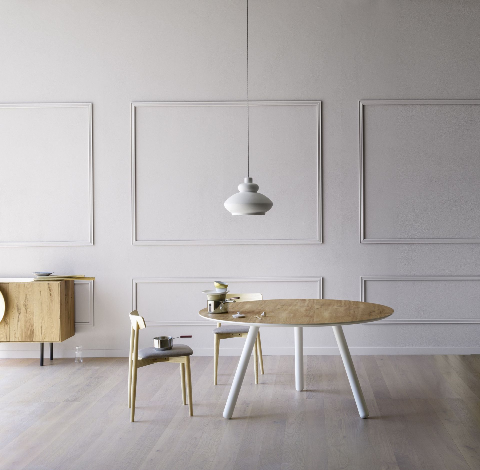 Runder Holztisch "Pixie" von Miniforms mit weißen Beinen, Durchmesser 150 cm, im modernen Esszimmer.