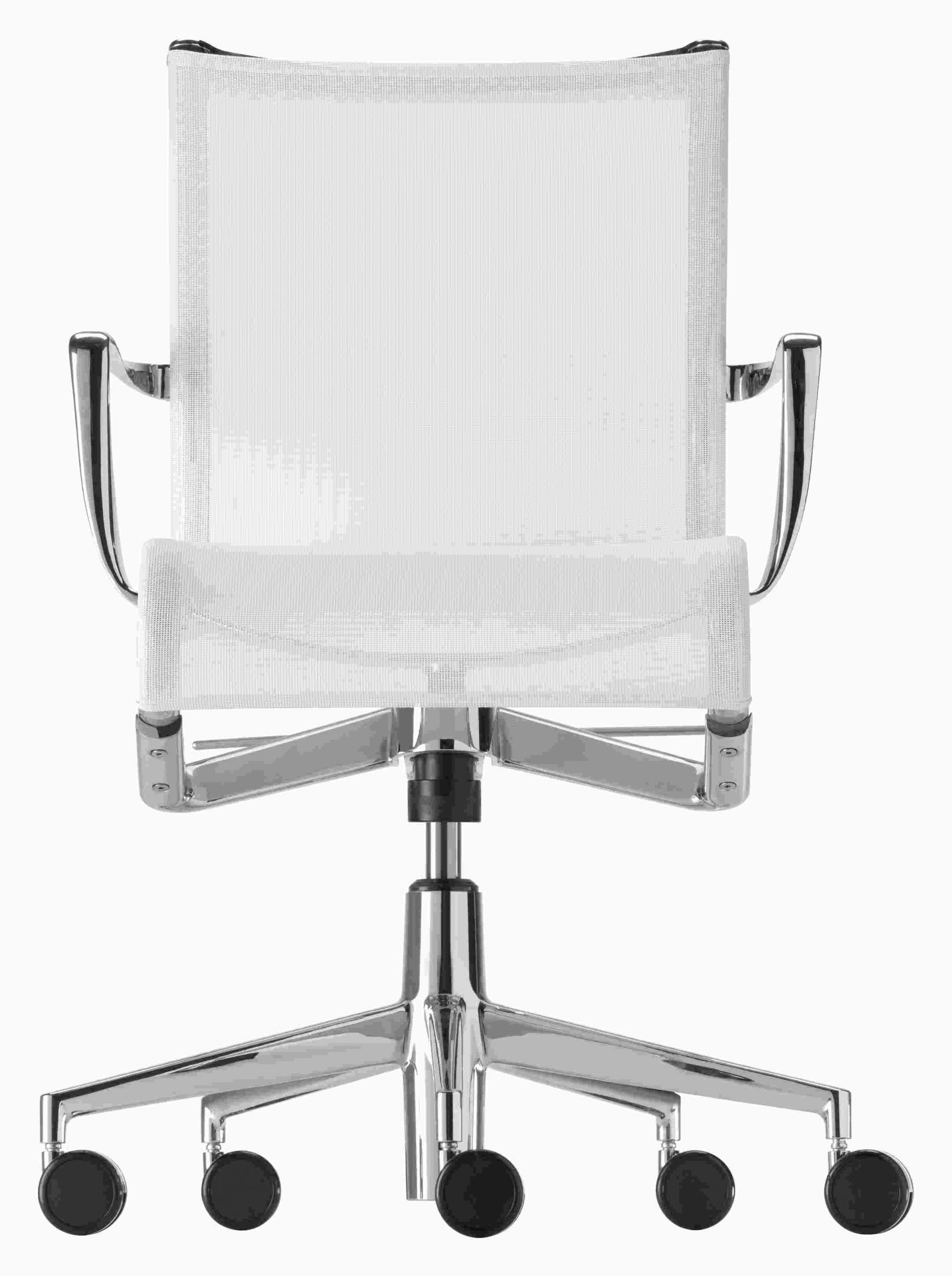 Rückansicht des Rollingframe Drehstuhls mit weißem Netzbezug und verchromtem Fußkreuz.