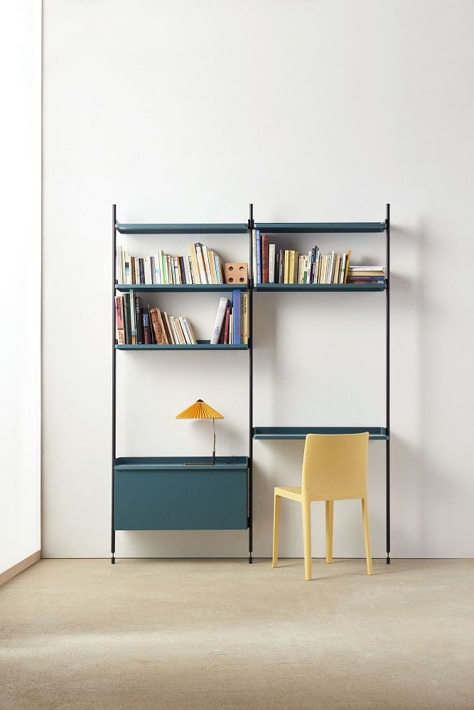 Hay Pier System Regal mit zwei Säulen, Bücher, Schreibtisch und gelbem Stuhl.