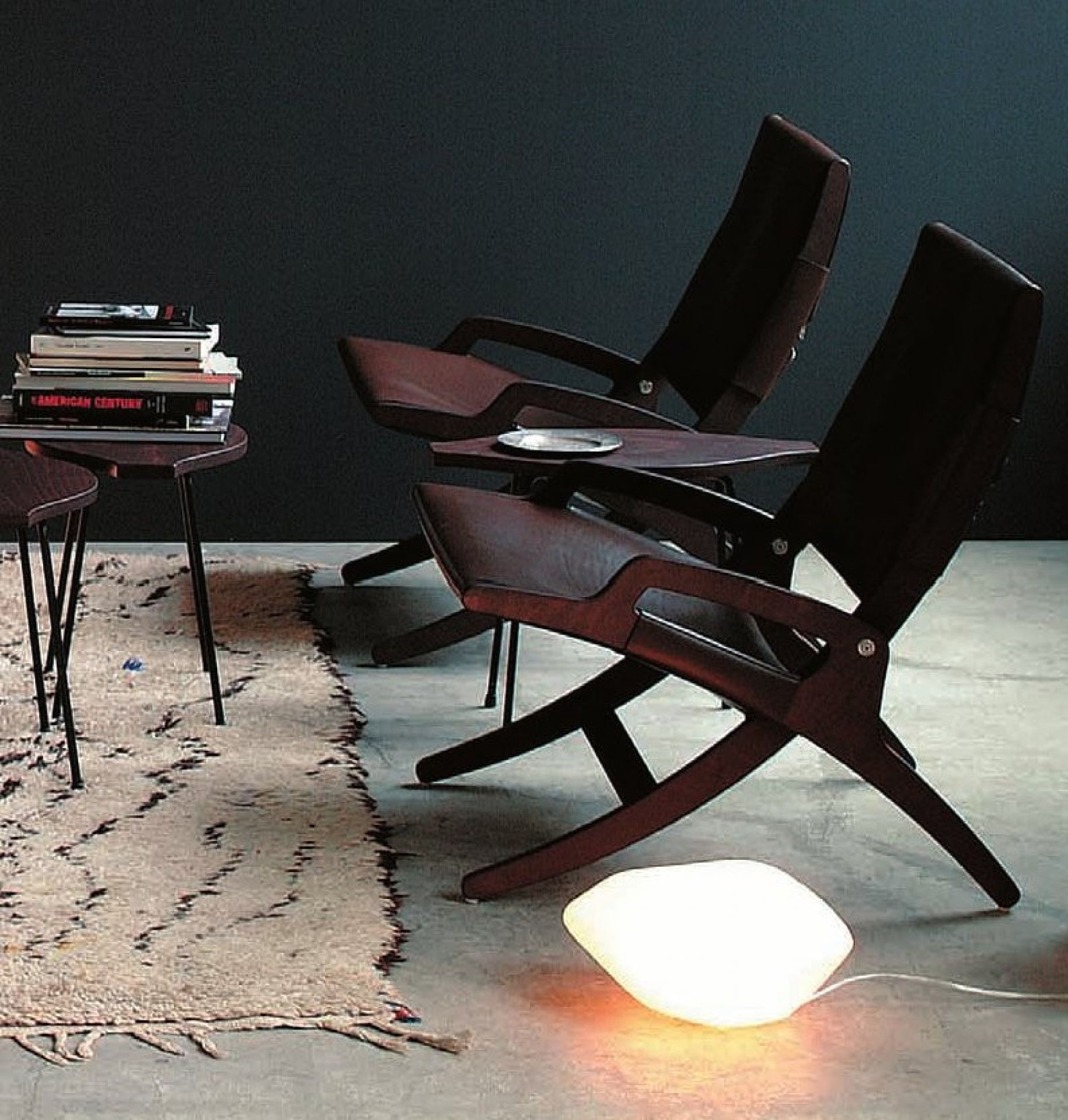 Stimmungsvolles Ambiente mit der Stones Outdoor Bodenleuchte von Oluce, 20 cm, im Wohnbereich.