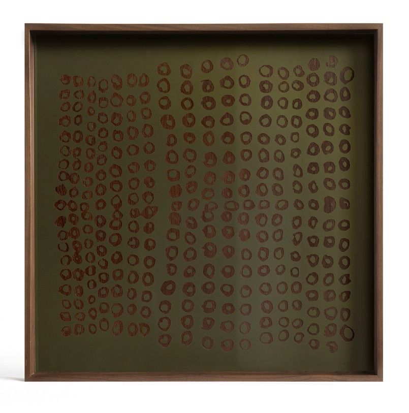 Quadratisches Ethnicraft Tablett "Second Nature Trays" mit olivgrünem Hintergrund und braunem Punktmuster. Dekoration für Wohnzimmer.