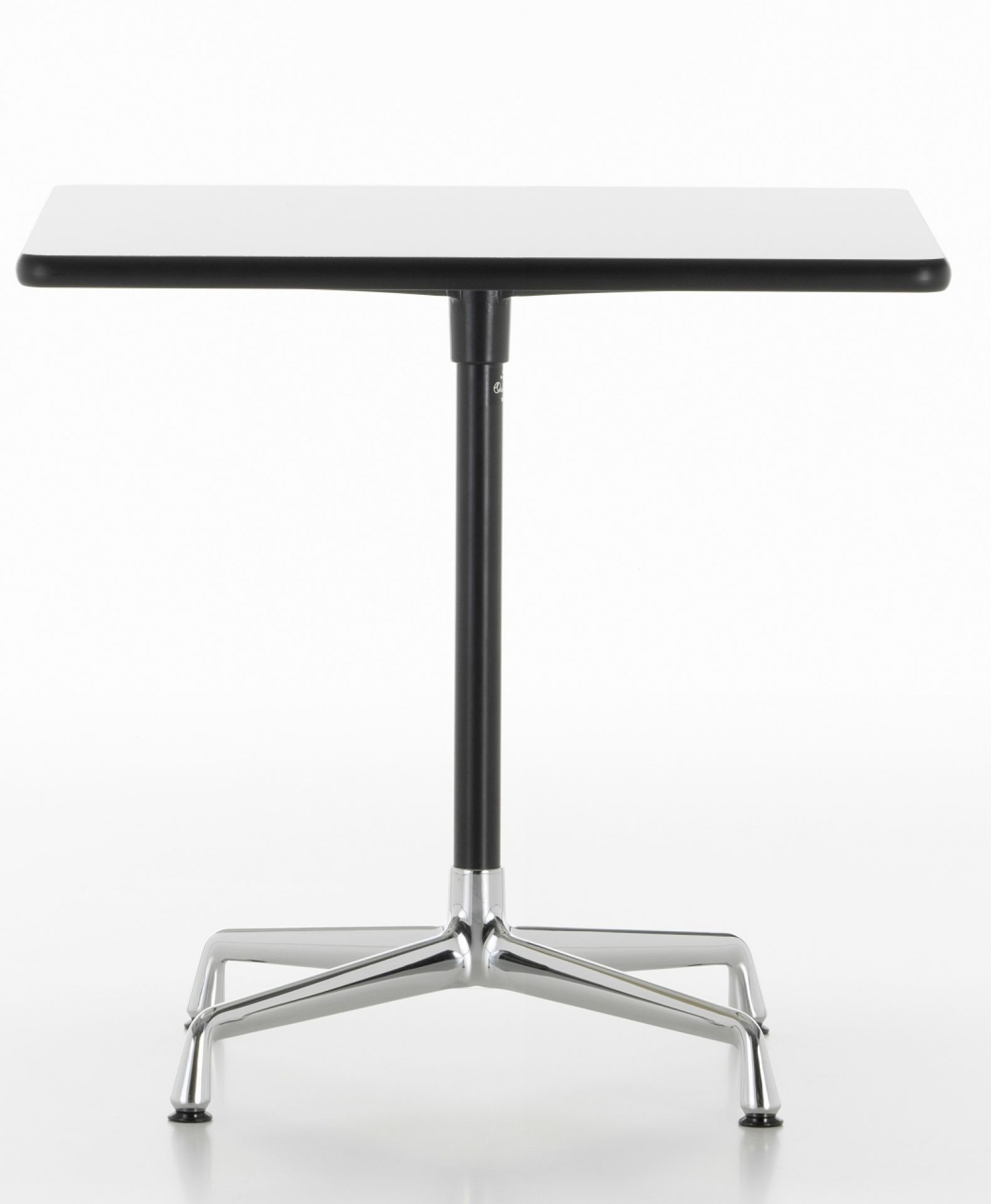 Quadratischer Eames Contract Table von Vitra mit weißer Tischplatte und verchromtem Fußgestell.