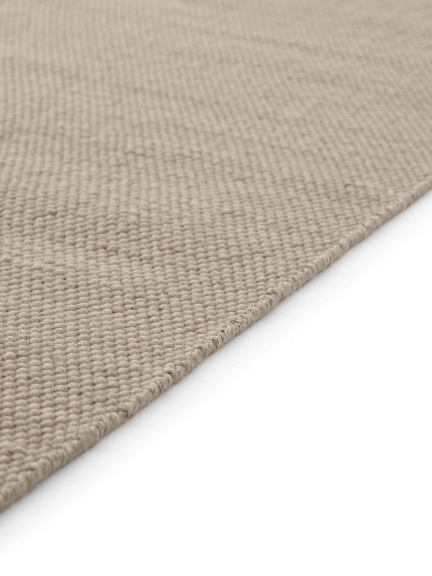 Detailaufnahme Vipp Wollteppich, beiger Teppich aus Wolle mit feiner Textur, ideal für Wohnzimmer und Schlafzimmer.