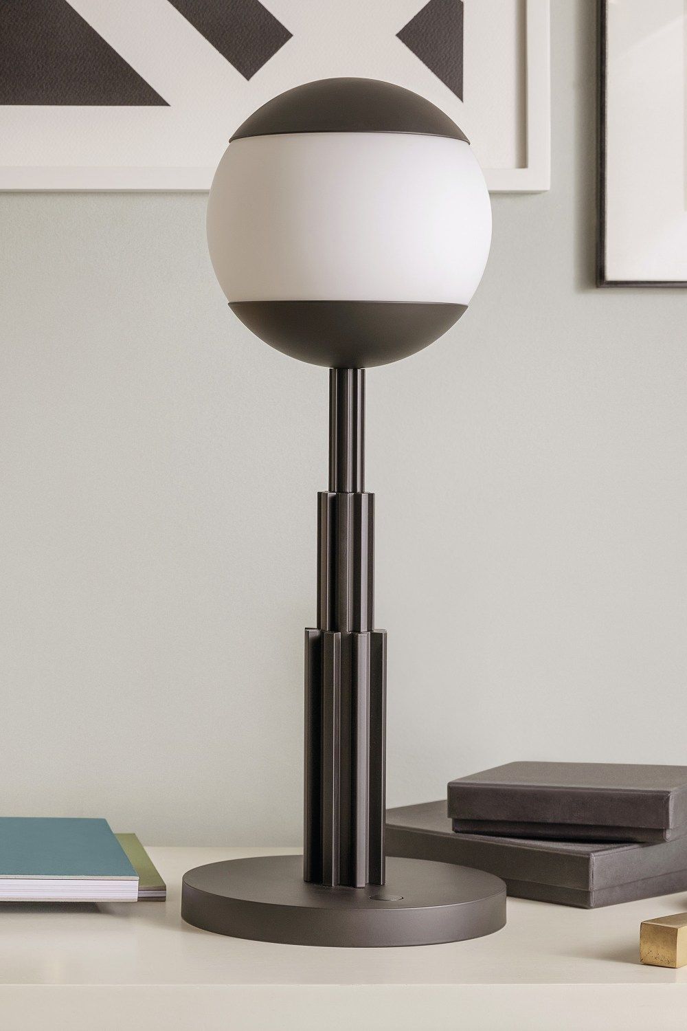 Nahaufnahme der Alessi AR04 Akku-Tischleuchte mit kugelförmigem Lampenschirm, modernes Design.