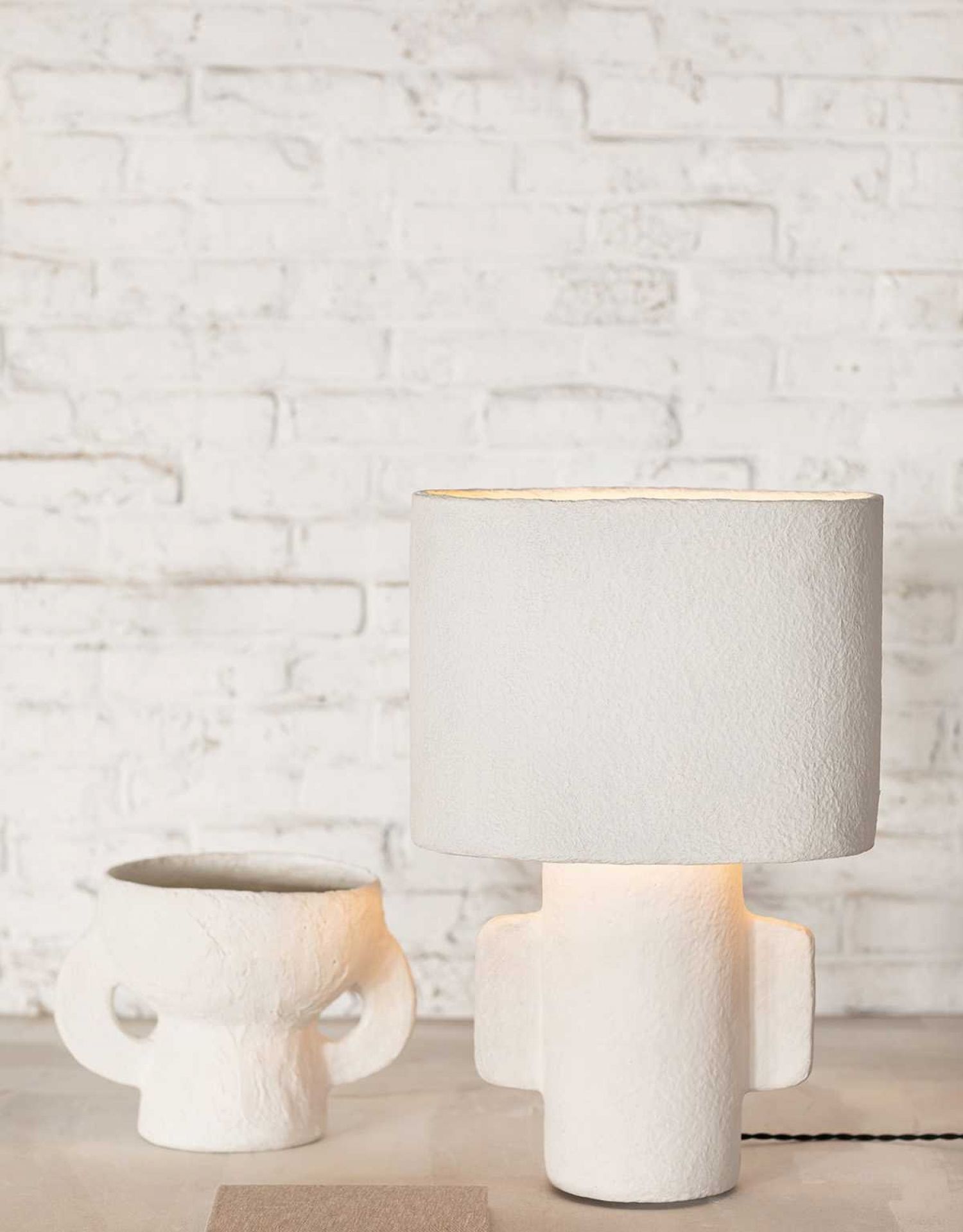 Weiße Earth Vase von Serax neben einer passenden Lampe, minimalistische Keramik-Vase für moderne Dekoration.