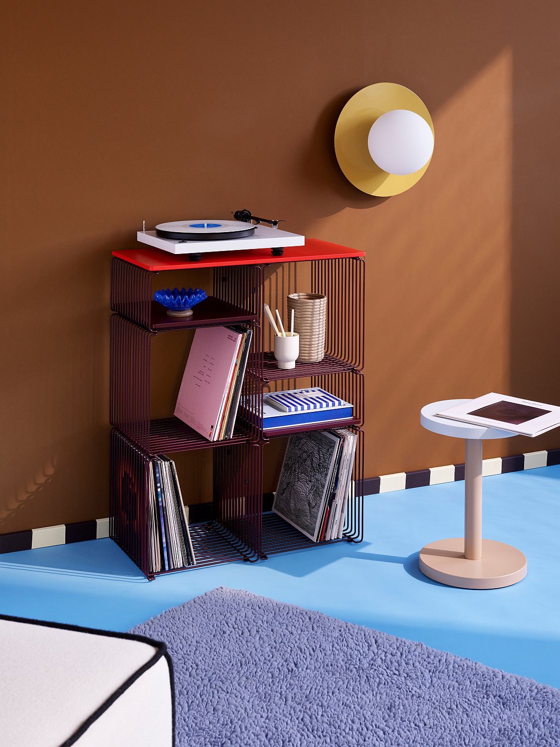 Panton Wire Regalsystem von Montana, bestehend aus drei Modulen, mit Schallplatten und Plattenspieler.