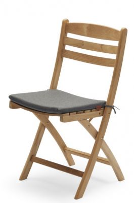 Holzstuhl mit grauem Selandia Sitzkissen für den Outdoor-Bereich von Skagerak.
