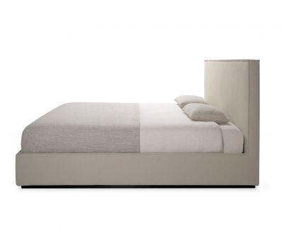 Revive Bett von Ethnicraft mit abnehmbarem Bezug, beige, minimalistisch, mit Kissen.