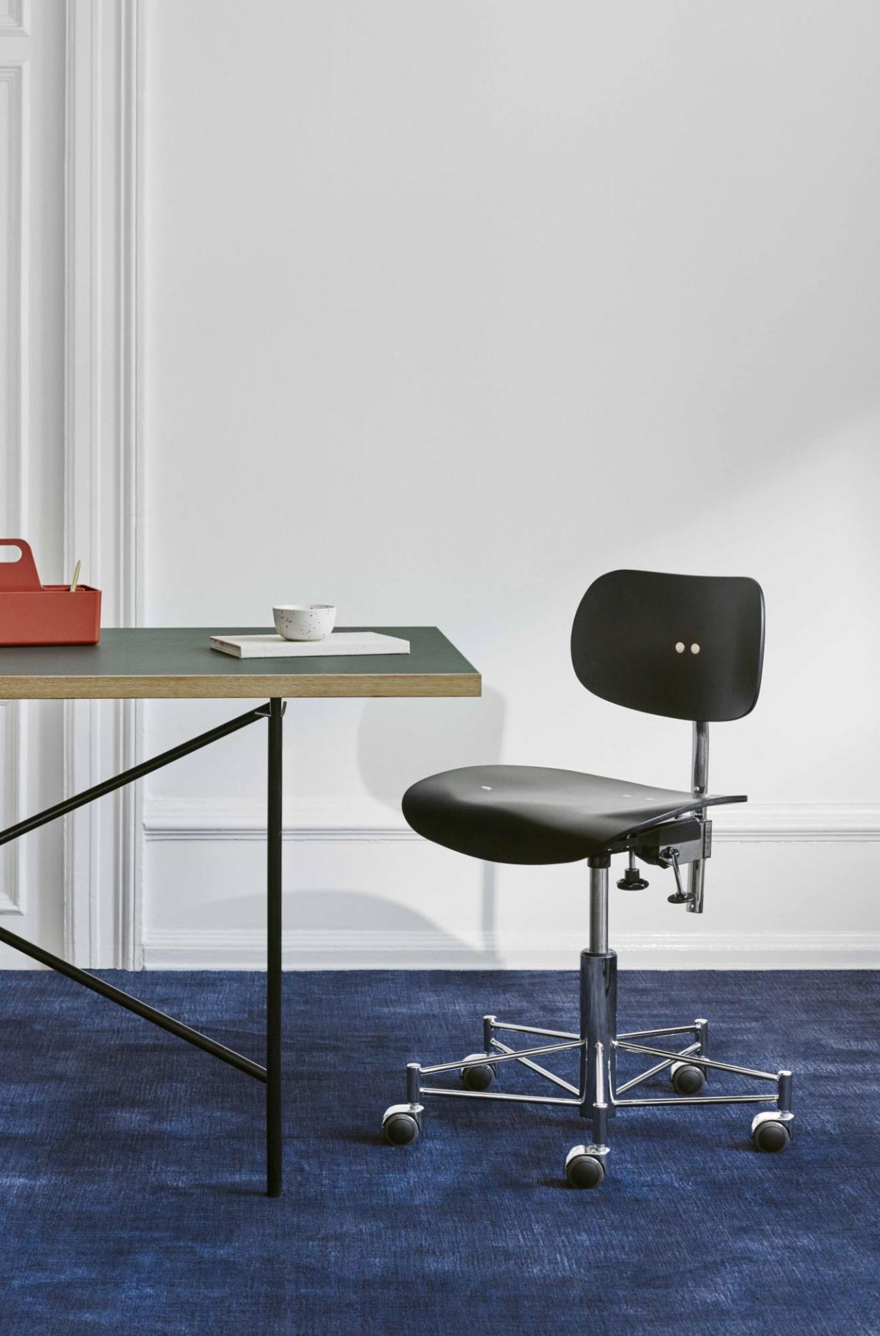 SBG 197 R Drehstuhl von Wilde+Spieth, schwarzer Bürostuhl mit Rollen vor einem Schreibtisch.