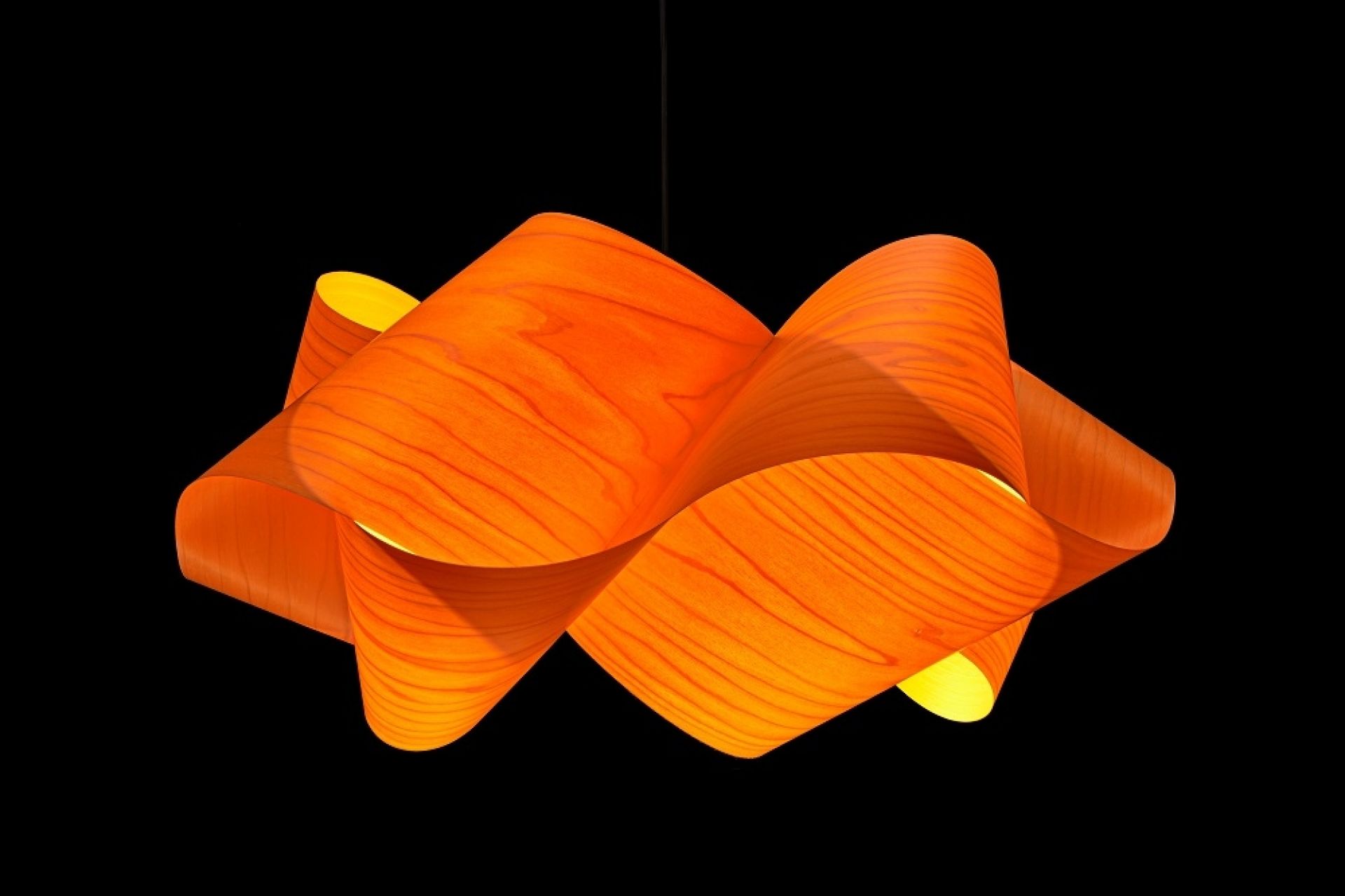 Orangefarbene Swirl Pendelleuchte von LZF Lamps, modernes Design für Wohnzimmer und Esszimmer.