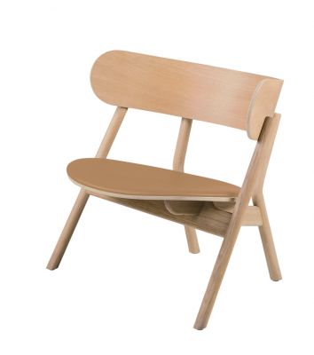 Oaki Lounge Chair mit braunem Polster: Moderner Sessel aus hellem Holz, bequeme Sitzgelegenheit.