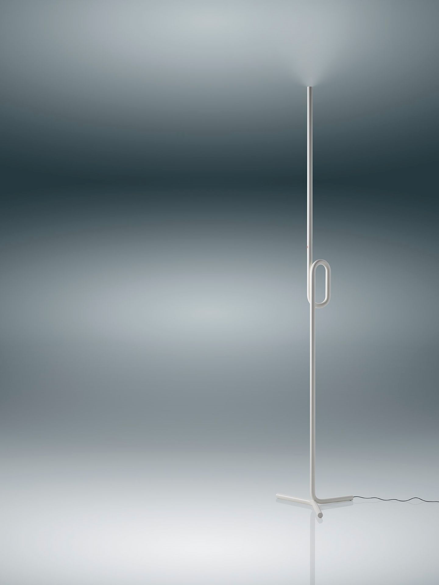 Minimalistische Tobia LED Stehleuchte von Foscarini in Weiß, modernes Design für Wohnzimmer und Büro.