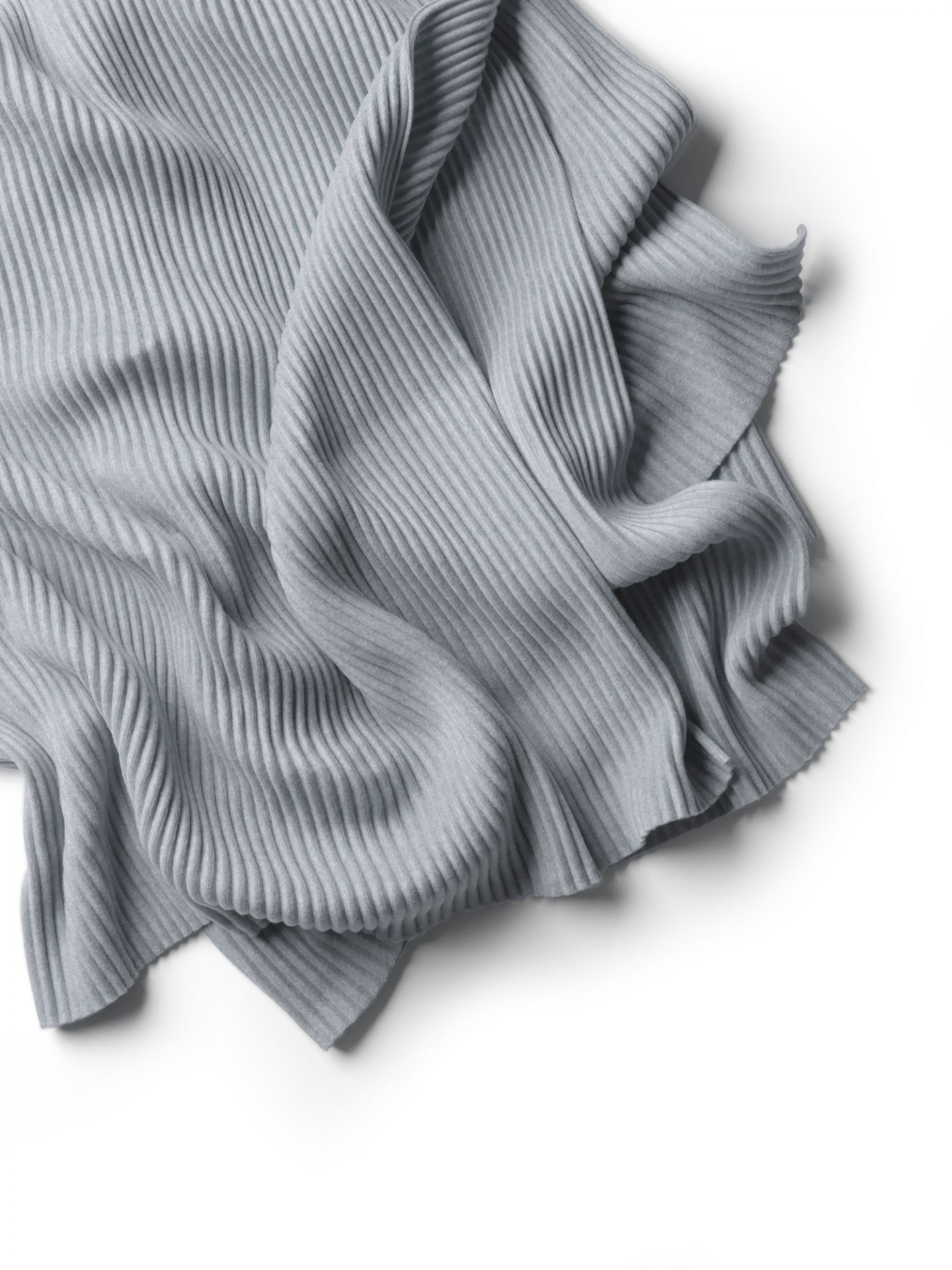 Hellgraue Pleece Throw Decke von Design House Stockholm, weiche Textur und feine Rippenstruktur.