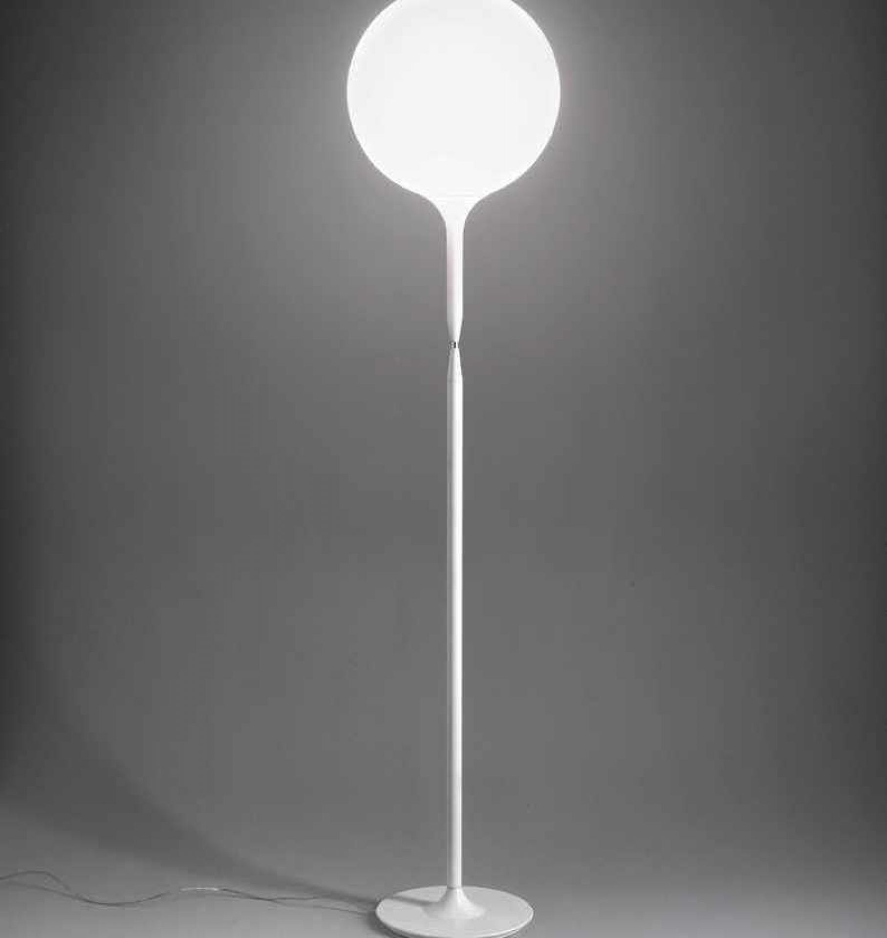 Castore Terra Stehleuchte von Artemide: Moderne Stehlampe mit rundem, leuchtendem Lampenschirm und weißem Fuß.