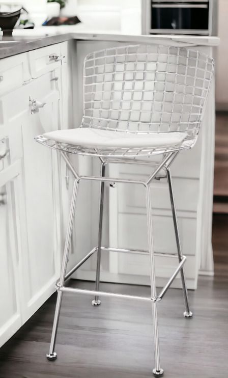 Bertoia Barhocker in Thekenhöhe von Knoll International mit verchromtem Drahtgestell und Sitzkissen.