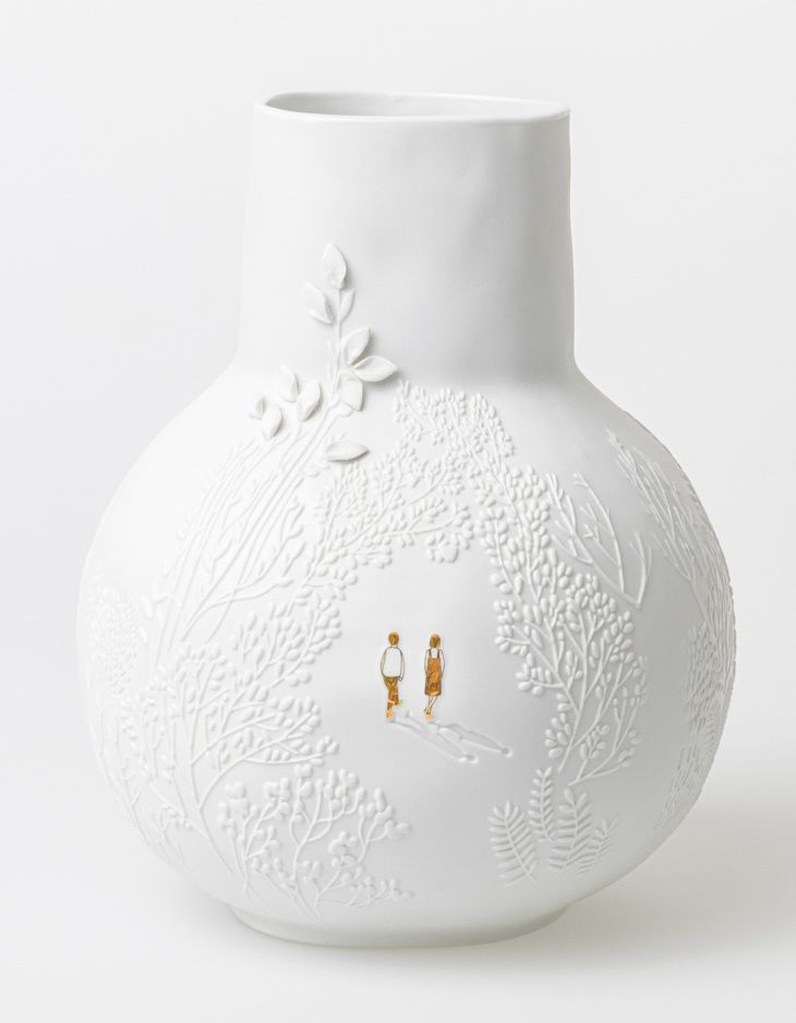 Weiße BG dankbar Vase mit Parkspaziergang-Motiv, geprägten Bäumen und goldenen Figuren. Dekorative Blumenvase für stilvolles Wohnen.