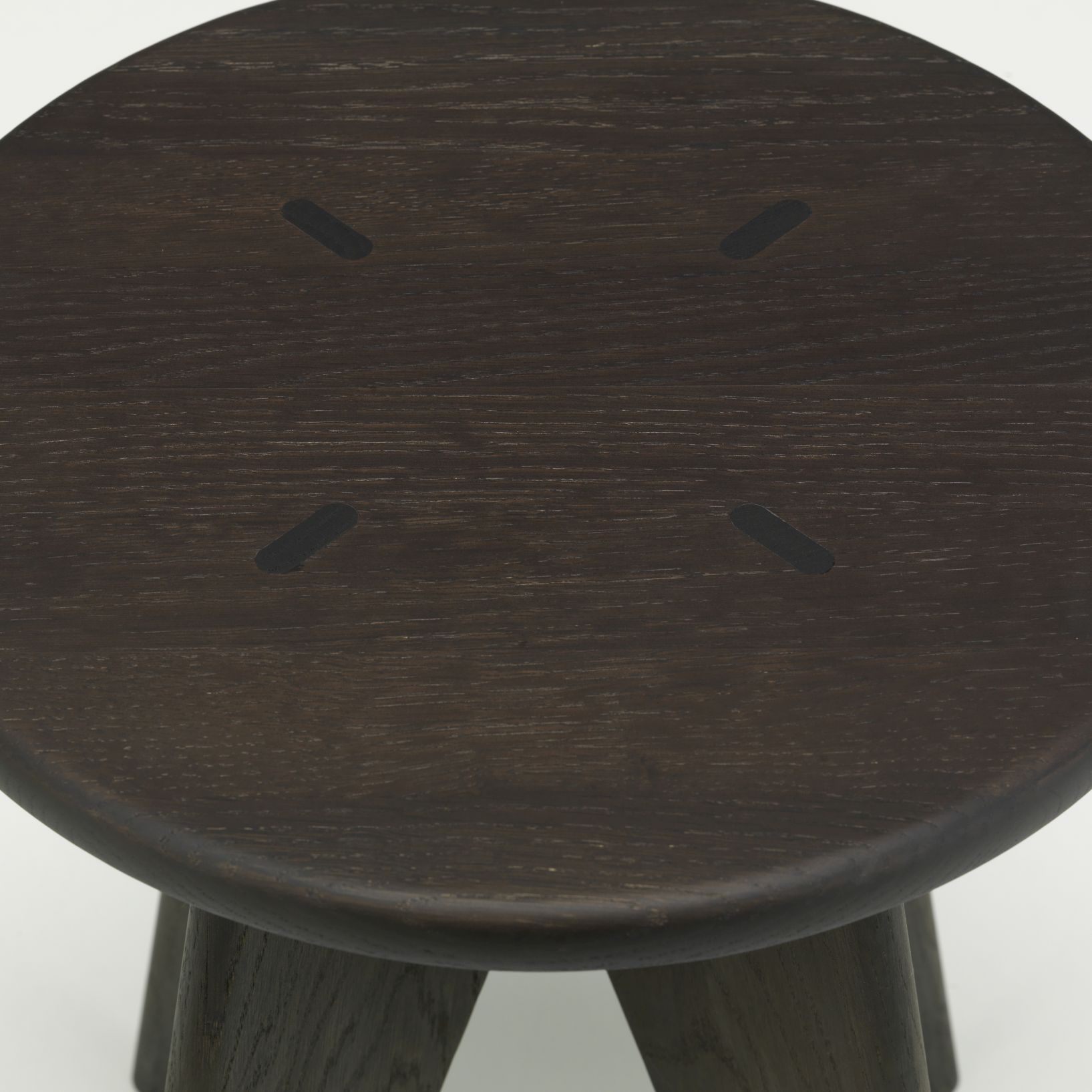Detailaufnahme: Tabouret Solvay Hocker von Vitra, dunkle Eiche massiv mit Schutzlack, Naturholz.