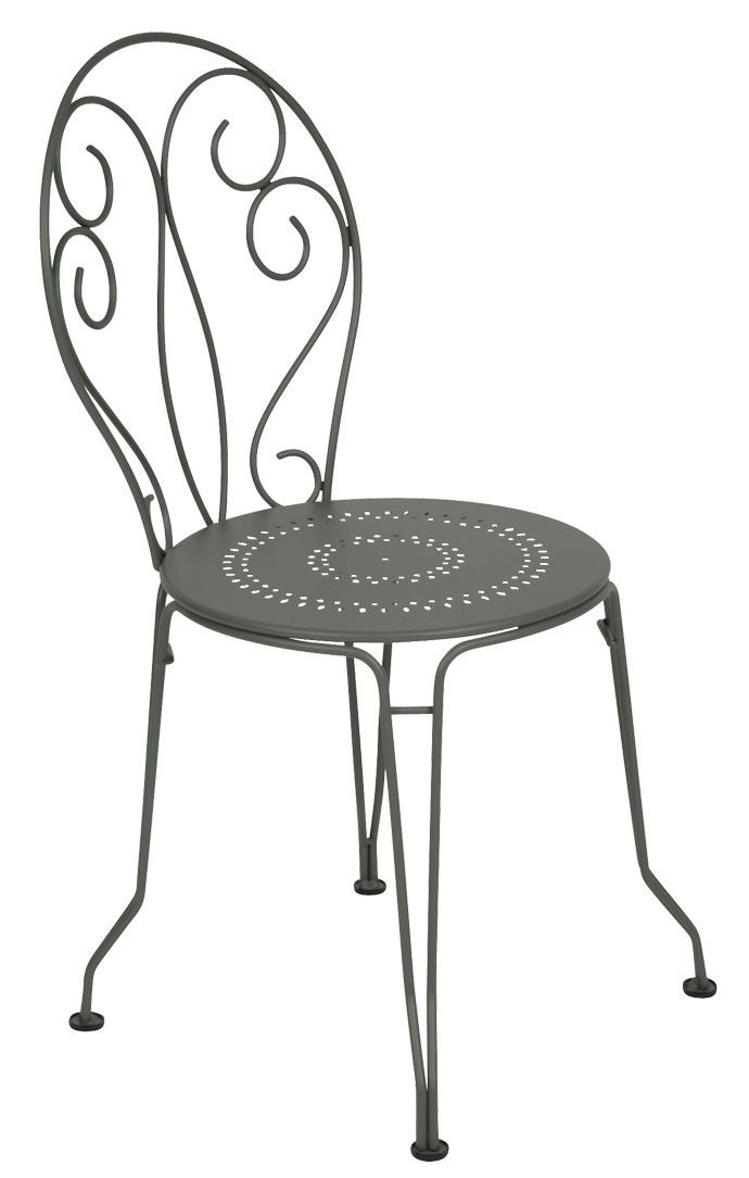 Grauer Montmartre Stuhl von Fermob für den Außenbereich mit filigranem, geschwungenem Design und runder Sitzfläche.