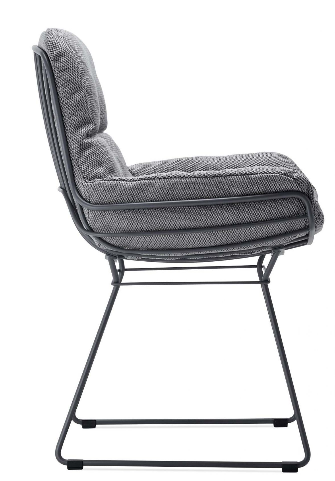 Leyasol Armchair Low von Freifrau Manufaktur: Grauer Outdoor Armlehnenstuhl mit Stahlgestell und bequemen Polstern.