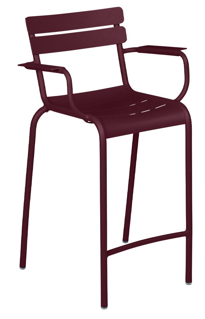 Burgunderroter Fermob Luxembourg Barhocker für den Außenbereich mit Armlehnen und Fußstütze.
